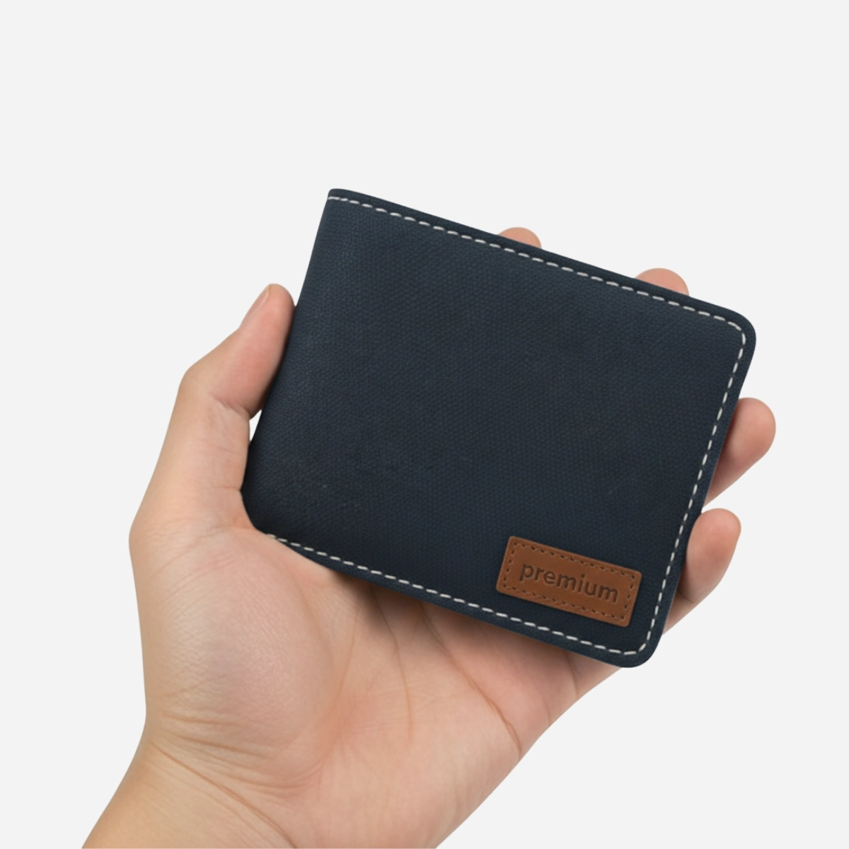 canvas-wallet-minalis-model-hand